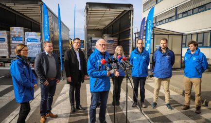Több mint 28 tonna tartósélelmiszer-adomány indult Kárpátaljára