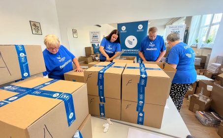 Önkénteseink tanszereket csomagolnak