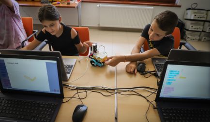 Csökkenthető a hátrányos helyzetű gyerekek lemaradása az Ökumenikus Segélyszervezet egész éves digitális kompetenciaképzésén