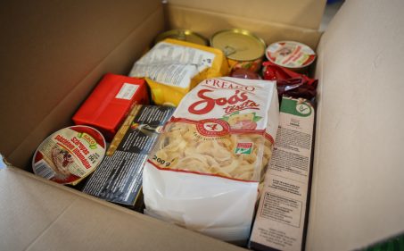 Tartós élelmiszerek kerültek a dobozokba