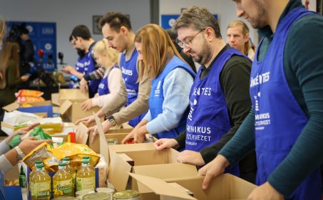 Önkéntesek segítenek összeállítani a csomagokat