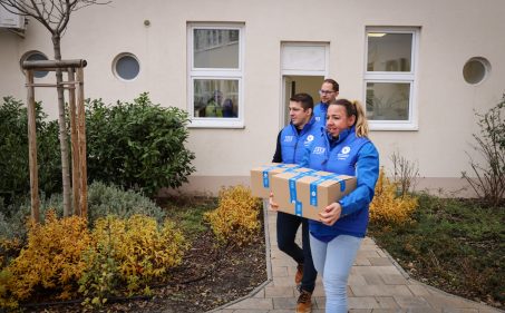 Csomagokat a sportolók segítettek kivinni
