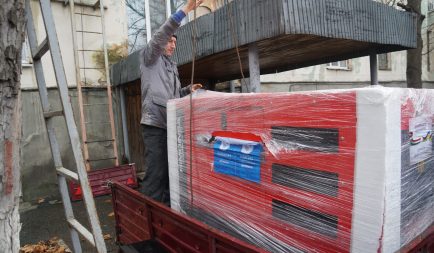 Közel félszáz áramfejlesztőt adott át Herszonban az Ökumenikus Segélyszervezet