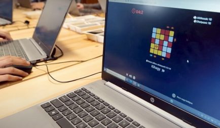 Kapaszkodó 2.0: Esélyteremtés és élménytanulás robotprogramozással &#8211; Informatikusnak készülnek a korábban digitális kompetenciahiánnyal küzdő diákok