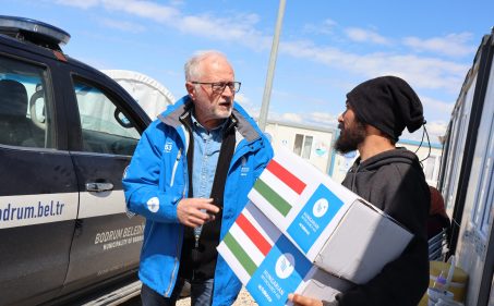 Announcing the aid programme in Iskenderun, László Lehel personally delivered aid kits to families who've lost their homes