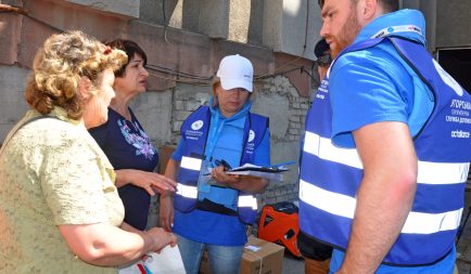 Átfogó programmal segít a gátrobbantás miatt elárasztott településeken az Ökumenikus Segélyszervezet