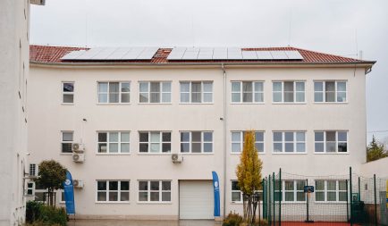 Napelemparkkal segíti az Ökumenikus Segélyszervezet Csepeli Központjának fenntartható működését a MOL