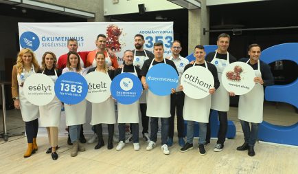 Óriási mézeskalácsszív díszítési akcióval hívták föl sztárok a figyelmet az Adventi Adománygyűjtésre