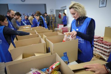 200 karácsonyi élelmiszercsomagot indítottunk útnak