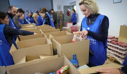 200 karácsonyi élelmiszercsomagot indít útjára az Ökumenikus Segélyszervezet hazai rászoruló családokhoz