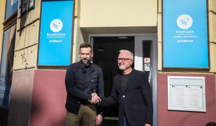 Budapestre, az Ökumenikus Segélyszervezet Ukrajnai Menekülteket Támogató Központjába látogatott Kárpátalja kormányzója