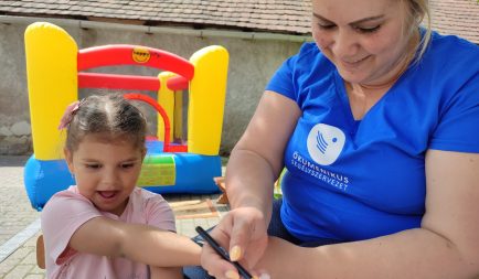 1353-as adományvonal – egy gyermeknapi telefonhívásra buzdít az Ökumenikus Segélyszervezet