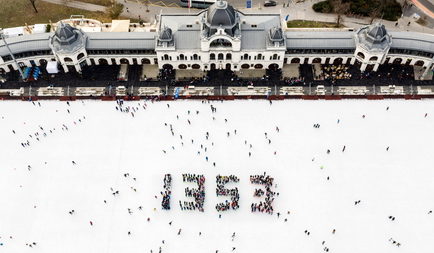 Több mint 400 korcsolyázó diák formázta meg a 1353-as adományvonal számjegyeit a műjégen