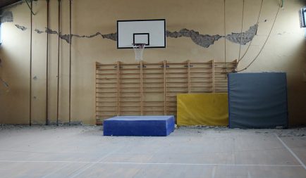 Földrengésben súlyosan sérült középiskola újjáépítését támogatja a Segélyszervezet
