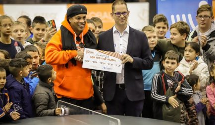 A Segélyszervezet központjainak adott át teqball asztalokat Ronaldinho a világbajnokság első napján