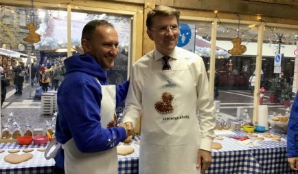 Nagykövetek sütöttek mézeskalácsot