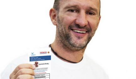Egy évtizede szeretet.éhség. adománygyűjtés a Tesco áruházakban