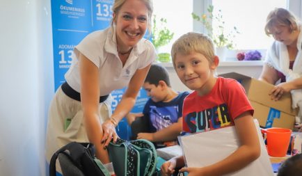 Játékos nyárbúcsúztatón töltöttük meg az 1000. iskolatáskát