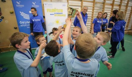 Ovisoknak szervezett focibajnokságot a Segélyszervezet miskolci átmeneti otthona