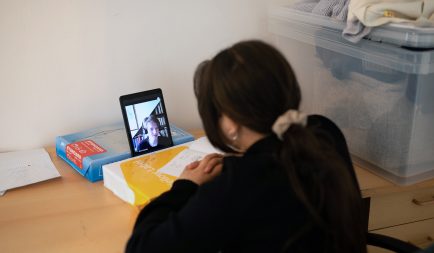 A digitális oktatásban is segíti a rászoruló gyerekeket az Ökumenikus Segélyszervezet