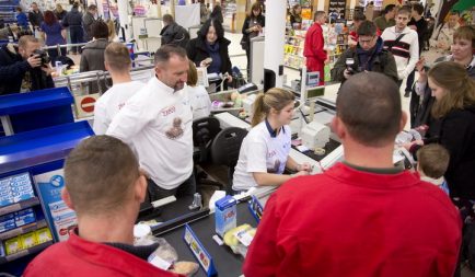 A Tesco vásárlói 66 millió forintot adományoztak a rászorulók megsegítésére