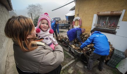 Tűzifa támogatás több száz rászoruló családnak