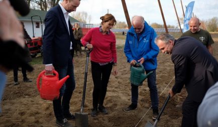 Hátrányos helyzetű családokon segít a magyar komló