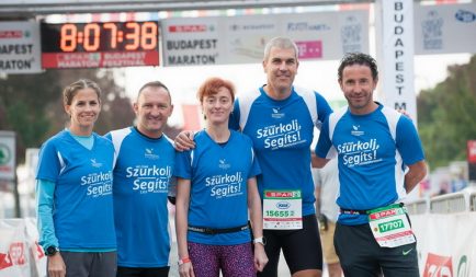 Koko és Lisztes Krisztián 1353-as mezben állt rajthoz a budapesti maratonon