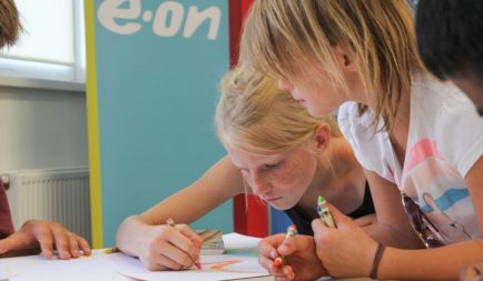Játékos nyárbúcsúztató programon töltötte meg az utolsó iskolatáskáit a Segélyszervezet és az E.ON