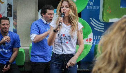 Utcazenéléssel gyűjtöttek rászoruló gyermekek nyári táboraira Wolf Kati és a Vastag testvérek