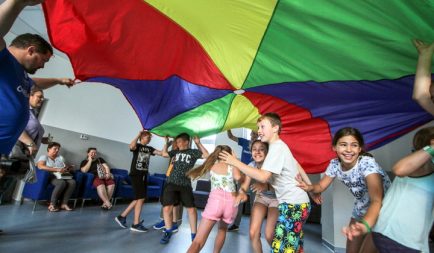 Gyűjtés nélkülöző és bántalmazott gyerekek táboroztatására