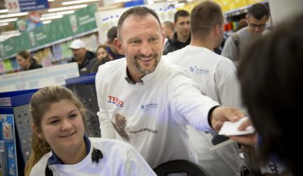 Több mint 60 millió forintot adományoztak a Tesco vásárlói a szeretet.éhség. kampányban
