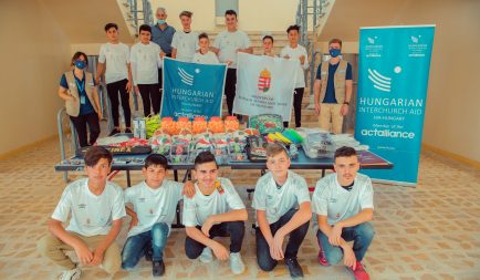 Iskoláknak és egy árvaháznak adományozott sporteszközöket az Ökumenikus Segélyszervezet Irakban