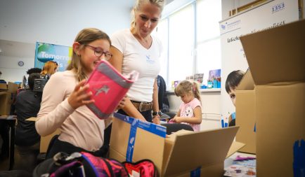 Tíz év alatt 12 000 tanszercsomag adomány rászoruló gyermekeknek